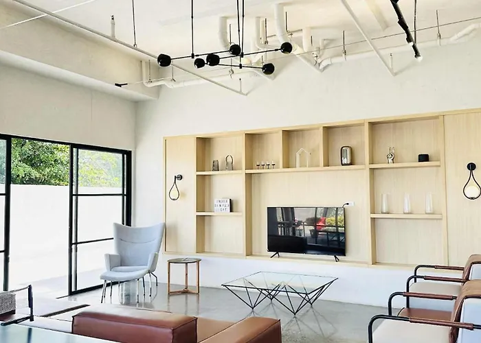 Cozy Modern Fully Furnished Unit Near It Park *